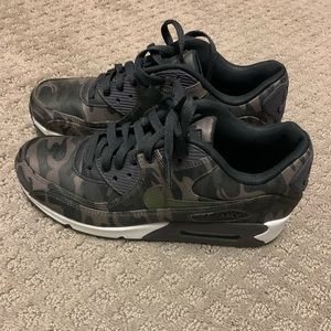 Nike camo shoes womens